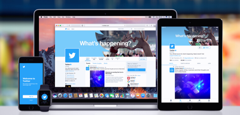 Varna, Bulgaristan - 23 Mayıs 2017: Apple MacBook Pro'da Twitter, iPad Pro'da Twitter uygulaması, iPhone7'de logolu Twitter açılış ekranı ve Apple Watch'ta Twitter bildirim simgesi. Ofis masası kavramı.